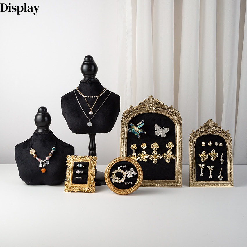 Body Jewelry Store - Siyah Kadife Göğüs Formu Takı Sergi